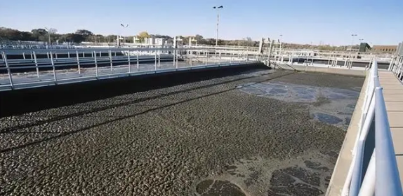 3.png 无锡熊猫体育化工分享曝气池的泡沫颜色不同是怎么回事?